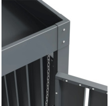 Detailansicht einer grauen Mülltonnenbox mit Kette zur Befestigung