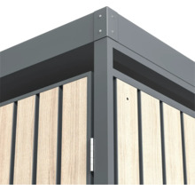Detailansicht eines Gerätehauses mit Holzverkleidung und Metallrahmen