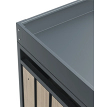 Detailansicht einer grauen Pflanzkiste mit Holzverkleidung