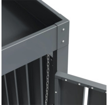 Detailansicht einer grauen Kompostbox mit Kette