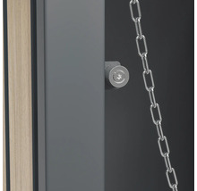 Detailansicht eines Schranks mit Schloss und Kette