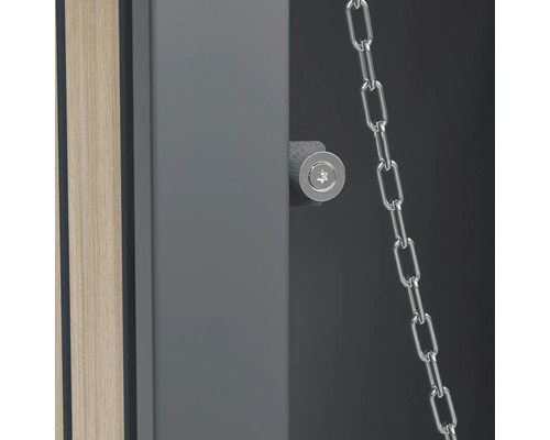 Detailansicht eines Schranks mit Schloss und Kette