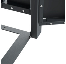 Detailansicht eines schwarzen Metallgestells mit Schrauben