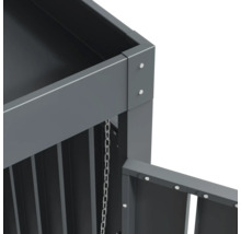 Detailansicht einer grauen Mülltonnenbox mit Kette