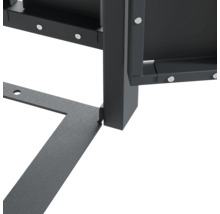 Detailansicht eines Metallregals mit Schrauben