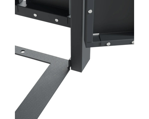 Detailansicht eines Metallregals mit Schrauben