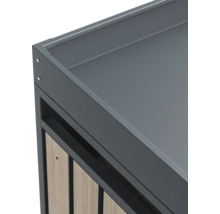 Detailansicht eines grauen Möbelstücks mit Holzverkleidung