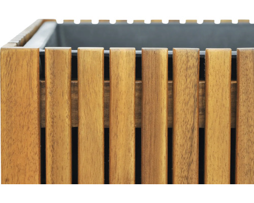 Detailansicht eines Pflanzkübels aus Holzlatten