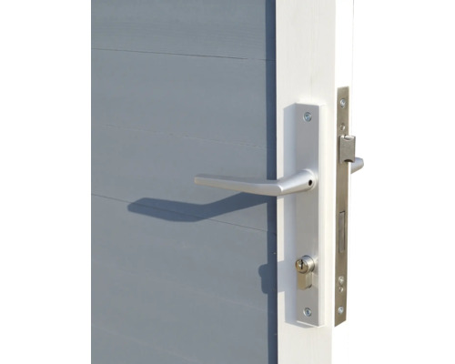 Detailansicht einer grauen Gartentür mit silberfarbener Türklinke und Schloss