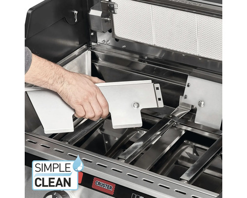 Innenansicht eines Grills mit einer Hand, die eine Edelstahlabdeckung einsetzt