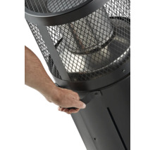 Detailaufnahme einer Hand, die einen tragbaren Terrassenheizer hält