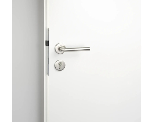 Weiße Tür mit Türbeschlag