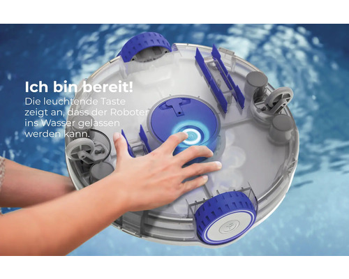 Poolreinigungsroboter wird ins Wasser gelassen