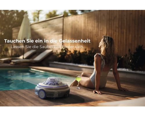 Szene mit einem Poolroboter neben einem Pool mit einer Frau, die sich entspannt.