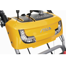 Stiga Schneefräse Bedienelemente und Scheinwerfer Nahaufnahme
