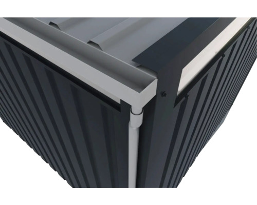 Dachrinnen-Eckdetail eines Gartenhauses aus Metall