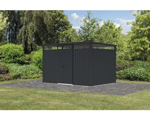 Geräteschuppen aus Metall im Garten