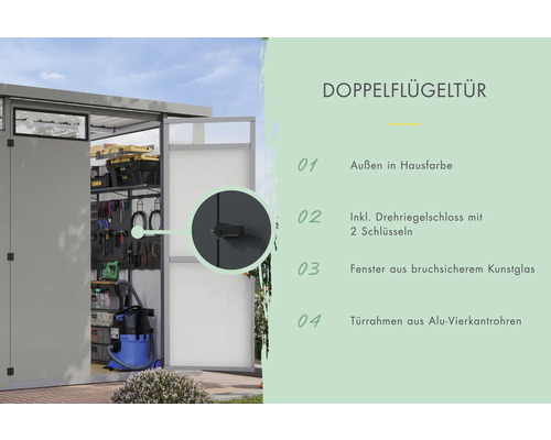 Doppeltür eines Gerätehauses mit Drehriegelschloss und zwei Schlüsseln