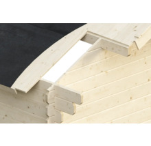 Detailansicht eines Holzhauses mit Dach und Balkenkonstruktion
