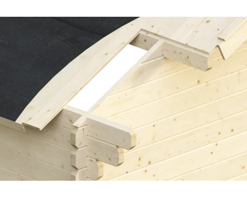 Detailansicht einer Blockbohlenwand mit Dachkonstruktion