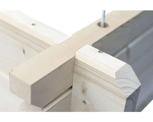Detailaufnahme einer Holzkonstruktion mit Eckverbindung