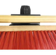 Detailansicht einer Kehrbürste mit Holzstiel und Kunststoffborsten