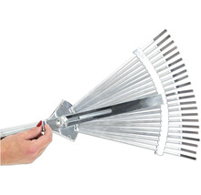 Hand bedient einen verstellbaren Fächerbesen aus Metall.