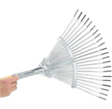 Gartenrechen aus Metall mit verstellbaren Zinken wird von einer Hand gehalten.
