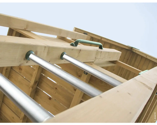 Detailansicht einer Kletterwand mit Sprossen und Griffen aus Holz und Metall