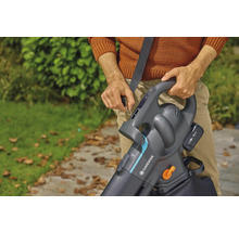 Eine Person befestigt den Tragegurt an einem Akku-Laubsauger von Gardena