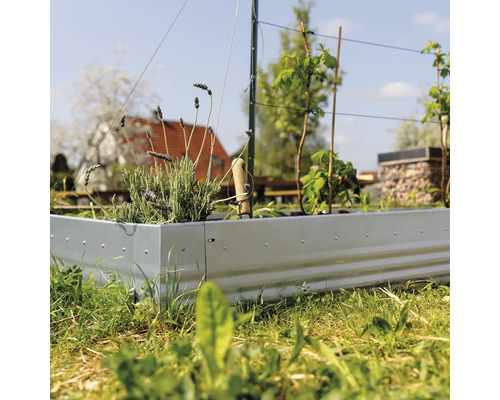 Hochbeet aus Metall mit Pflanzen im Garten