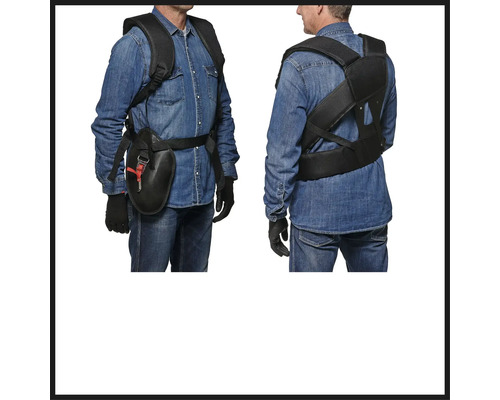 Person mit Rückentragegurt und Werkzeugtasche