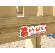 Hy-Land Logo auf einem Spielplatzgerät aus Holz.