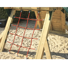 Kletternetz aus Seil an einem Spielturm aus Holz