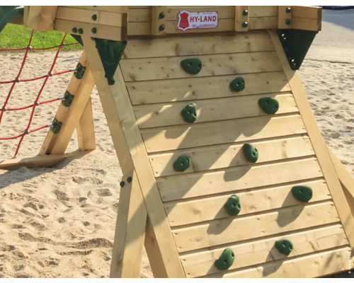 Kletterwand aus Holz mit Klettergriffen als Teil eines Spielplatzes
