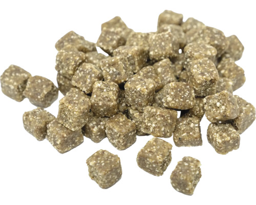 Stapel von Hunde-Snacks in Würfelform