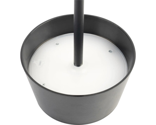 Detailaufnahme einer runden Lampe mit schwarzem Lampenschirm