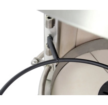 Detailaufnahme eines Schraubendrehers an einem Metallbauteil