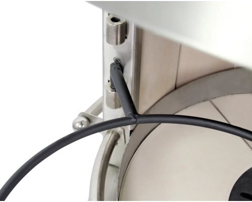 Detailaufnahme eines Schraubendrehers an einem Metallbauteil