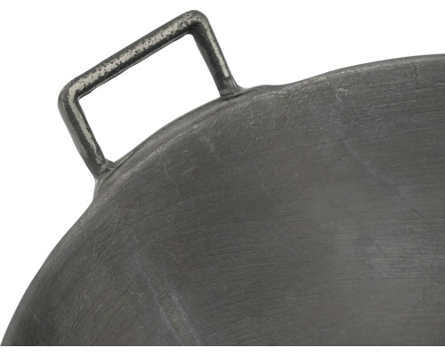 Detailansicht einer gusseisernen Bratpfanne mit Griff