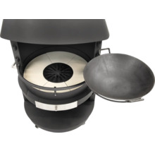 Kugelgrill mit offener Abdeckung und Grillplatte