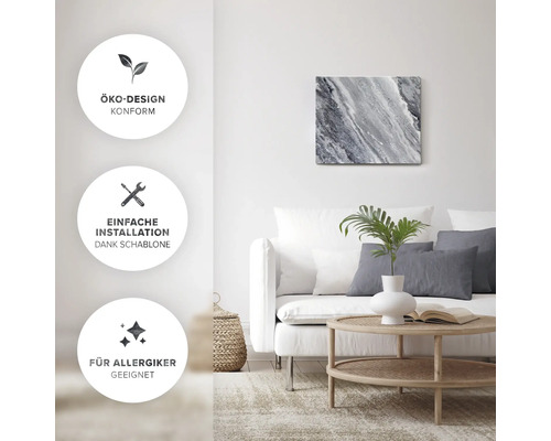 Dekoratives Wandbild über einem Sofa im Wohnzimmer mit den Symbolen Öko-Design konform, einfache Installation dank Schablone und für Allergiker geeignet.