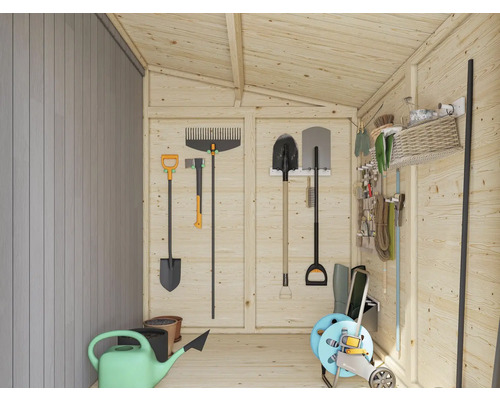 Gartenhaus Innenansicht mit Gartengeräten wie Spaten, Rechen, Gießkanne und Schlauchwagen