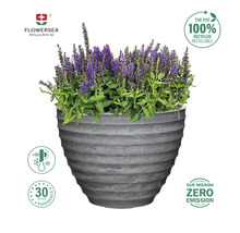 Blumentopf aus recyceltem Material mit Blumen bepflanzt