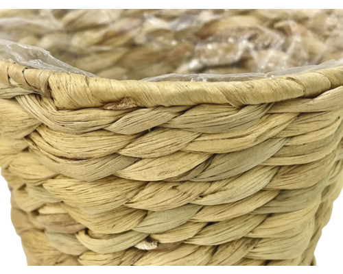 Detailansicht eines Pflanzkorbs aus geflochtenem Naturmaterial