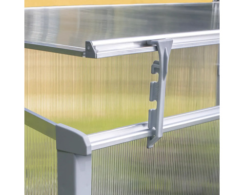 Detailansicht eines Gewächshauses mit transparenten Wänden und einem grauen Rahmen