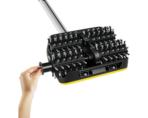 Kehrmaschine mit Bürstenwalzen und Griff