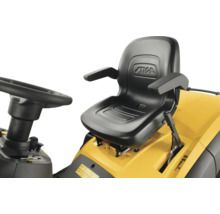 Detailaufnahme eines Rasentraktors mit Lenkrad und Sitz der Marke Stiga