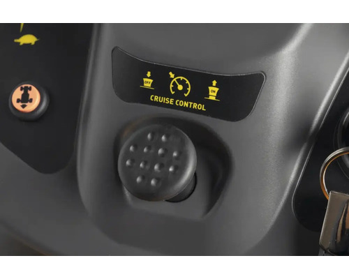 Detailansicht der Bedienelemente für die Geschwindigkeitsregelung eines Rasentraktors