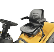 Detailansicht eines Rasentraktors mit Lenkrad und Sitz mit Armlehnen sowie Stiga Logo.